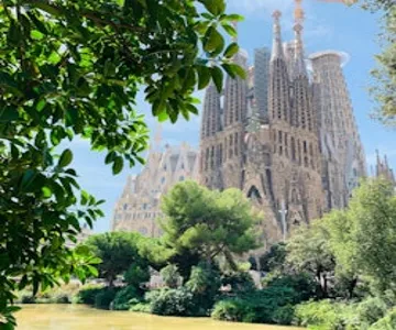 Sagrada Família & Park Güell: Guided Tour with Transport